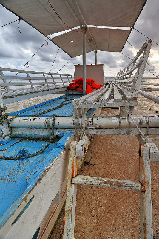 一艘船的甲板搁浅在Punta Ballo海滩上。0327